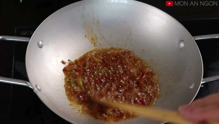 Add pounded shallots, green onions, and chili to the pan and fry until fragrant.