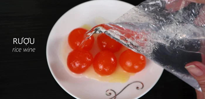 Rinse the salted eggs with white wine to enhance their color and fragrance. Cut into small pieces.