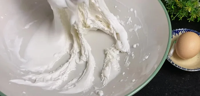 Knead the dough: Gradually add the wet ingredients to the dry ingredients, and knead thoroughly for about 20 minutes until the dough is smooth and elastic. The dough should form air bubbles.