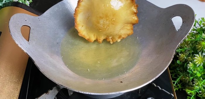 Continue frying: Fry the cakes until golden brown and crispy.