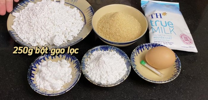 Mix dry ingredients: Combine tapioca flour, all-purpose flour, glutinous rice flour, and salt in a bowl.