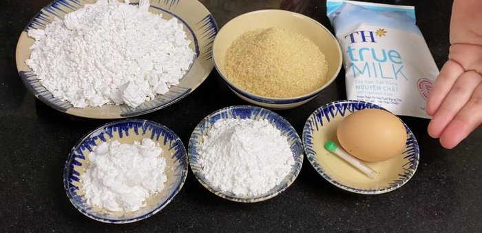 Add wet ingredients: In a separate bowl, whisk together the fresh milk, sugar, egg, and vanilla extract.