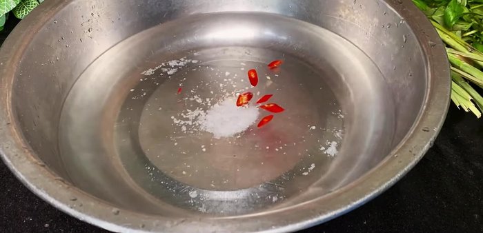 Prepare the snails: Mix snails with salt water and chili. Soak for 5 minutes to remove sand. Blanch in boiling water with lemongrass for 3 minutes.