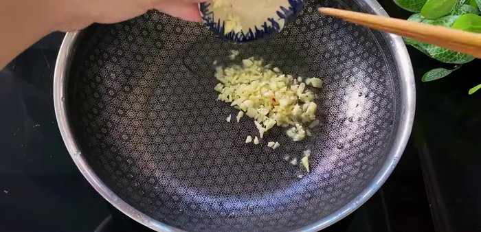 Stir-fry the snails: Heat 1 tablespoon of cooking oil in a pan, add garlic and stir-fry until fragrant. Add the blanched snails and stir-fry briefly over high heat.