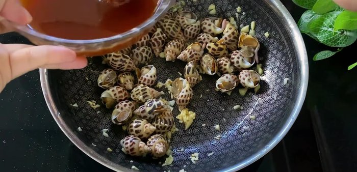 Add tamarind sauce: Pour 4-5 times the amount of soup of tamarind sauce over the snails. Stir well until the sauce thickens and coats the snails.