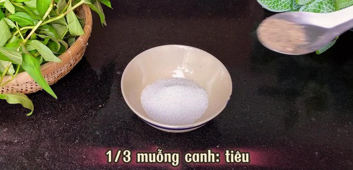 Prepare the dipping salt: Mix 0.5 tablespoon of salt, 1 tablespoon of sugar, 1/3 tablespoon of pepper, chili (to taste), 1 tablespoon of milk, and the juice of 2 lemon slices.