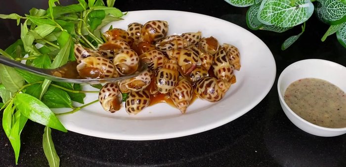 Serve: Arrange the stir-fried snails on a plate. Garnish with peanuts and fried garlic. Serve with the dipping salt.