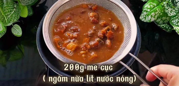 Prepare the tamarind sauce: Soak 200g of tamarind cubes in 500ml of hot water until soft. Sieve the mixture to extract the pulp, adding 150ml of hot water to ensure all pulp is collected. Add 8-12 tablespoons of sugar (adjust to taste), 2 tablespoons of chili sauce, 4 tablespoons of fish sauce, and mix well. Cook until the mixture dissolves and thickens slightly.