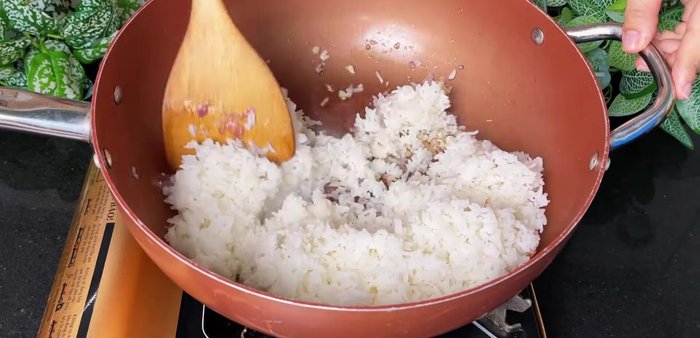 Add cold rice, fish sauce, and seasoning powder. Mix well.