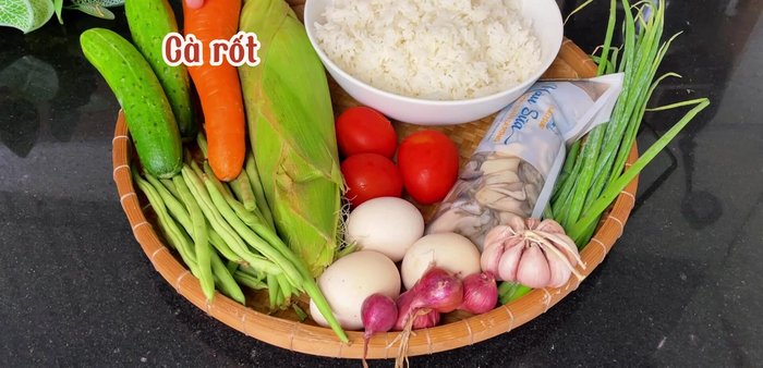 Prepare all ingredients: Chop carrots, green beans, and onions. Separate corn kernels. Whisk eggs with seasoning powder. Filter oyster milk, retaining only the oyster meat, then blanch for 30 seconds. Blanch carrots, corn, and green beans until just cooked.