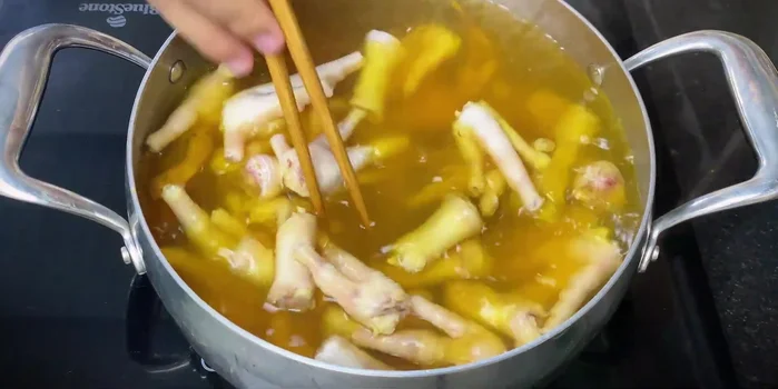 Add chicken feet to boiling water and boil for 10 minutes.