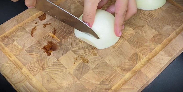 Prepare onions: thinly slice and soak in ice water to reduce pungency.