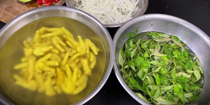 Prepare Vietnamese coriander, soak in water to keep fresh.