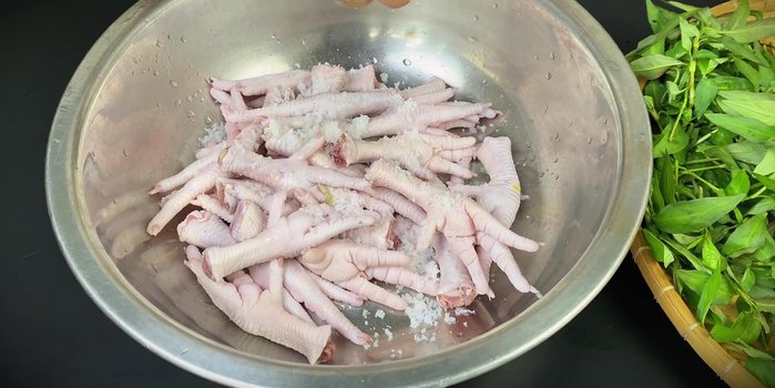 Wash chicken feet, add salt and lemon to remove slime and odor.