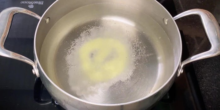 Boil 1.5 liters of water. Add seasoning, turmeric powder, white wine, and ginger.