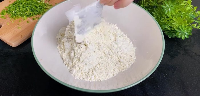 Mix the pancake batter: Combine coconut pancake mix, fried flour, filtered water, coconut milk, egg, seasoning powder, and green onion leaves. Let the batter rest.