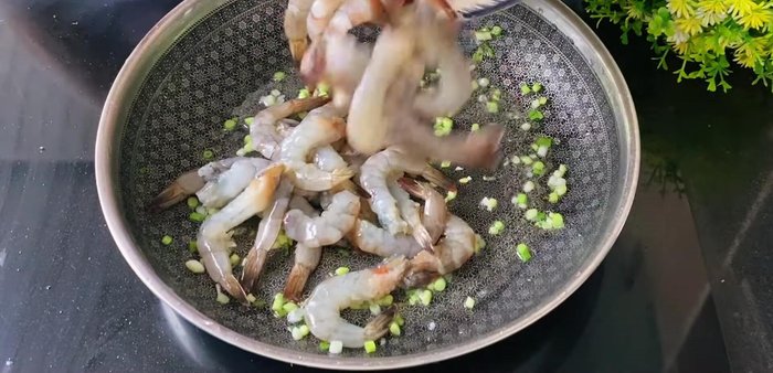 Stir-fry the filling: Heat oil in a pan, stir-fry onions and green onion roots until fragrant. Add shrimp and seasoning powder, stir-fry until almost cooked. Add mussel meat, seasoning powder, and sugar. Stir-fry until cooked and flavors have combined. Add pepper (optional).
