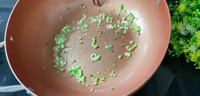 Stir-fry the vegetables: Heat oil in a pan, stir-fry the green onions until fragrant. Add jicama, carrot, and onions. Season with seasoning powder and a little fish sauce.