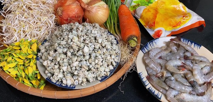 Prepare the vegetables: thinly slice the onions and jicama into strips, shred the carrot, and separate the green onion roots and leaves.