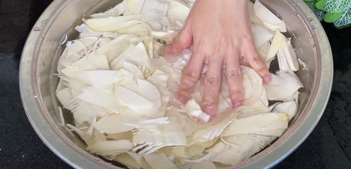 Soak the sliced bamboo shoots in salt water for 8-10 hours to remove toxins.