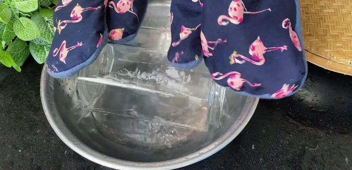 Blanch the soaked bamboo shoots in boiling water, then dry them in the sun to remove excess water and further sterilize.
