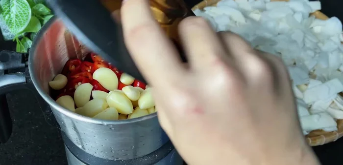 Grind the chili and garlic into a smooth paste.