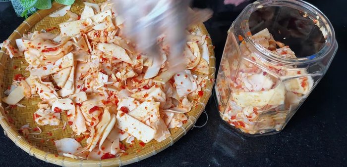 Pack the drained bamboo shoots into the sterilized jars, add the chili-garlic paste.