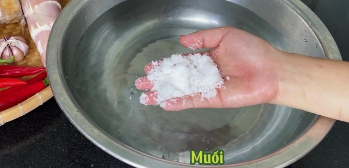 Prepare a basin of water with salt to prevent bamboo shoots from turning black during peeling.