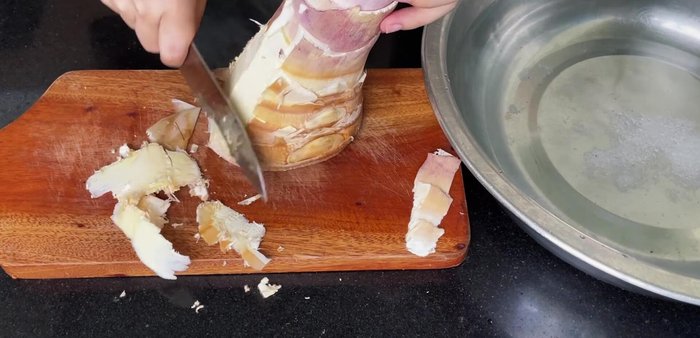Peel the outer skin and yellow layer of the bamboo shoots.