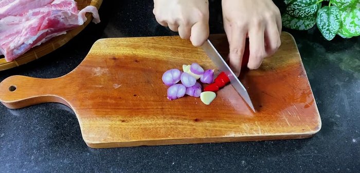 Finely chop garlic, shallots, and chili. Pound them to get 1.5-2 tablespoons of paste. (109.6)
