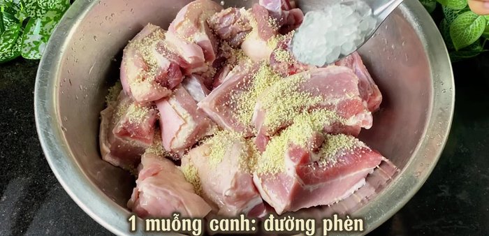 Marinate pork belly with seasoning powder, rock sugar, fish sauce, pepper, and the garlic-shallot-chili paste for 15 minutes. (128.16)
