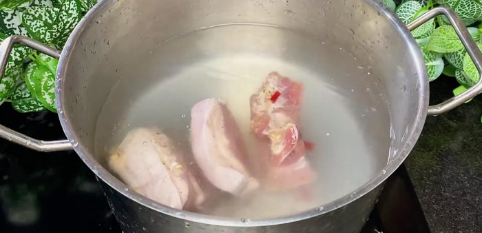 In a pot, add 3 liters of coconut water. Add marinated pork belly and bring to a boil, skimming off foam. (170.879)