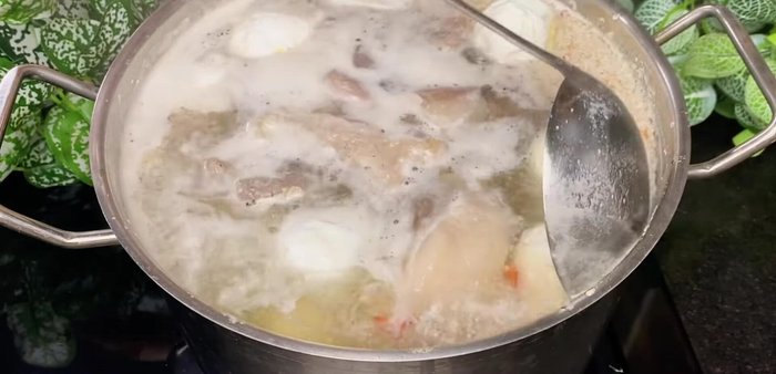 Peel the boiled salted eggs. (225.959)