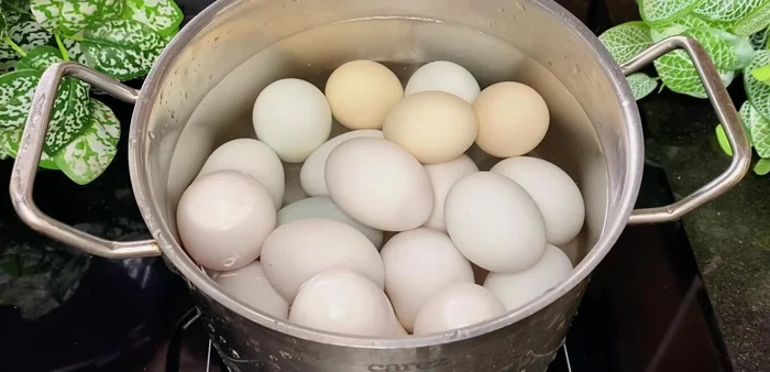 Wash and boil salted eggs with 2 tablespoons of vinegar for easier peeling. (57.12)