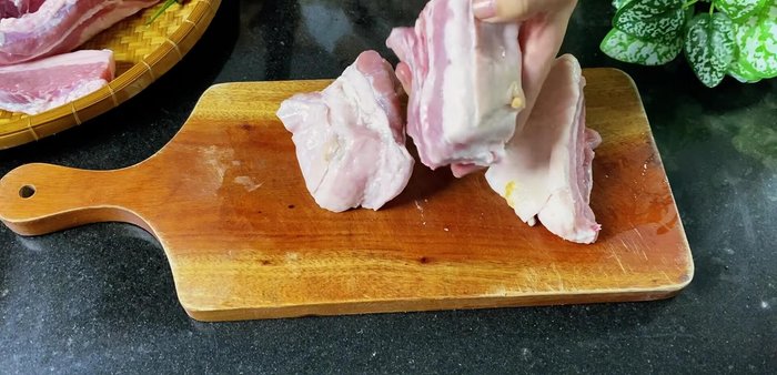 Cut pork belly into large pieces. (88.96)