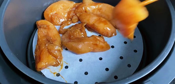 Air fry chicken: Arrange marinated chicken in the air fryer. Air fry at 190°C for 25 minutes, flipping and basting with remaining marinade halfway through.