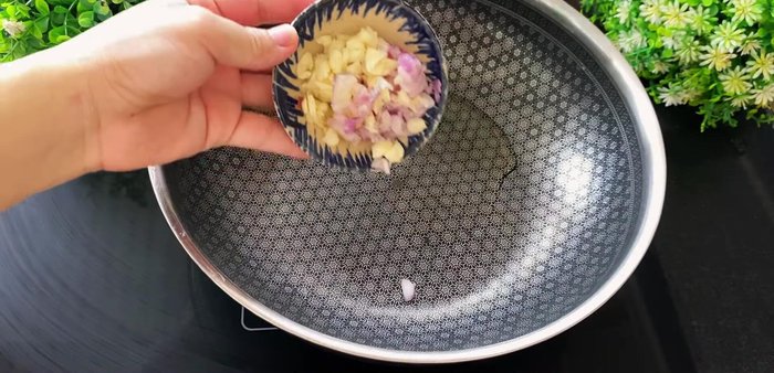 Fry the rice mixture: Heat a pan with oil, add minced garlic and onions and stir-fry until fragrant. Add the rice and egg mixture and stir-fry over high heat until the rice is separated and fluffy.