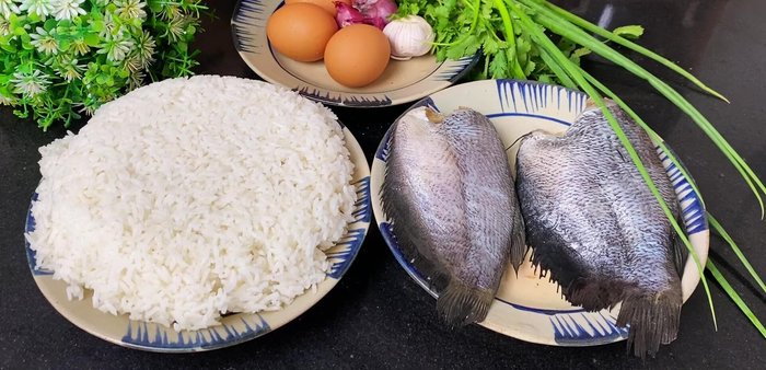 Prepare the ingredients: wash and drain the dried fish. Use cold rice, ideally cooked the day before.
