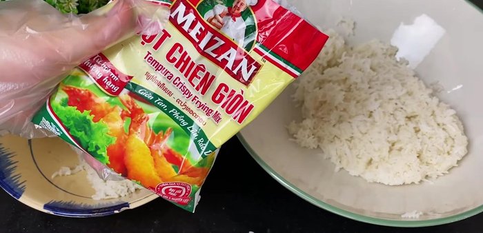 Prepare the crispy rice: Mix a portion of the cold rice with crispy flour, ensuring a thin coating. Fry this mixture in hot oil until golden brown and crispy. Set aside to drain excess oil.