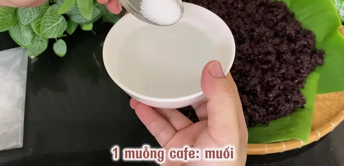 Prepare warm salt water and sprinkle it over the cooled sticky rice. Then, evenly sprinkle the smooth yeast over the sticky rice and mix gently (295.919).