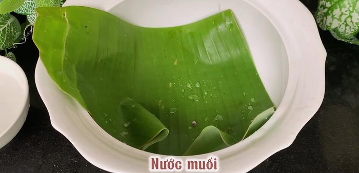 Cover the sticky rice tightly with banana leaves and place in a dark, well-ventilated place for 3 days to ferment (337.28).