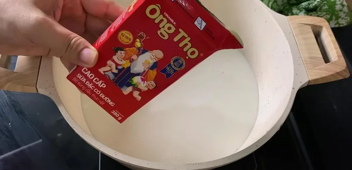Combine Ong Tho condensed milk, fresh milk, and the fermented sticky rice (rice wine) (539.68).