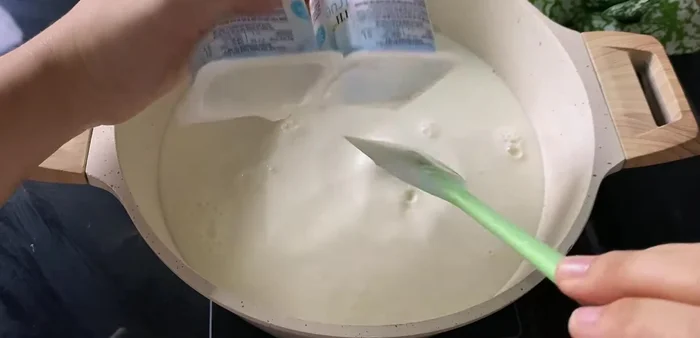 Add yogurt starter to the warm milk mixture, stir well, and pour into sterilized jars (702.839).