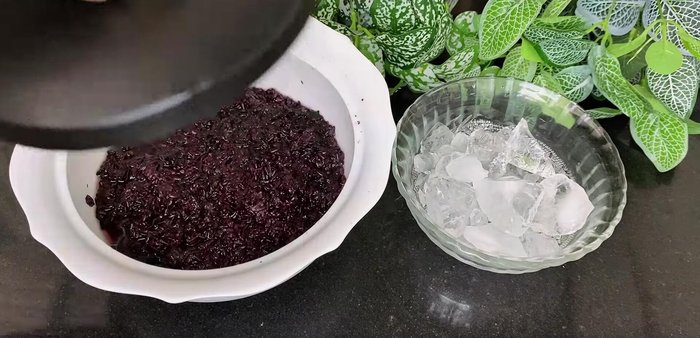 Serve the yogurt with crushed ice and the fermented sticky rice (829.92).