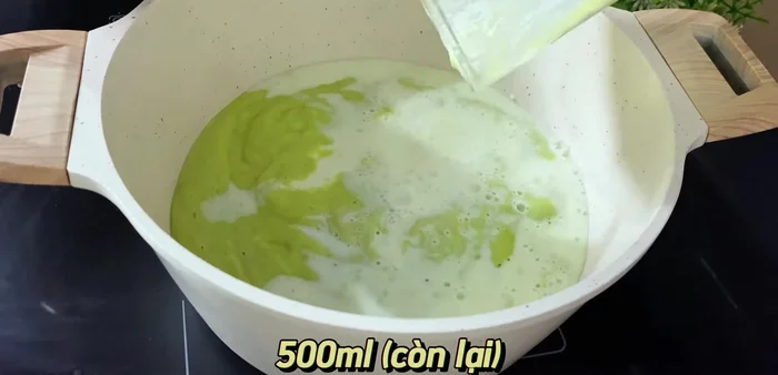 Add the remaining 500ml of fresh milk and blend again until smooth.