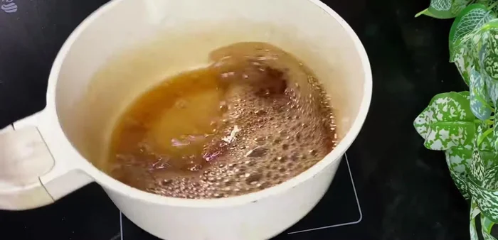 Add 10ml of water to the caramel to make it easier to pour. Pour the caramel into molds.