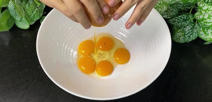 Prepare the egg mixture: Whisk 8 eggs with 2 tubes of vanilla extract until the yolks are dissolved.