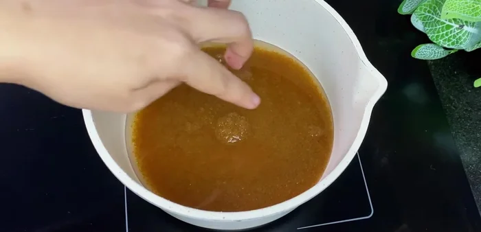 Make caramel: Combine sugar and 100ml of water in a saucepan. Cook without stirring until the sugar dissolves. Add a slice of lemon and 1 teaspoon of lemon juice to prevent bitterness.