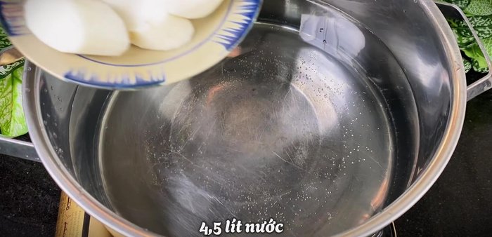 Boil broth: In a pot with 4.5 liters of water, add white radish, onion, and herbal ingredients. Bring to a boil, then skim off foam.