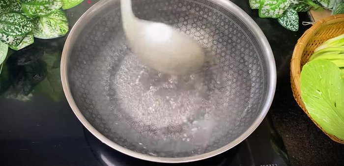 Blanch noodles and vegetables: Boil water with salt. Blanch the fresh noodles and bok choy briefly.